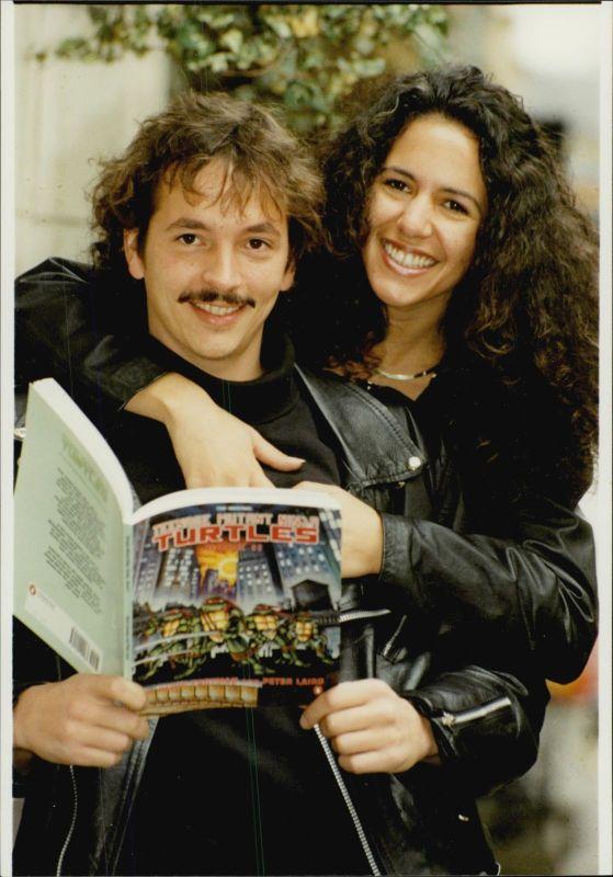 Imagen de Eastman y su entonces-mujer leyendo un recopilatorio de Las Tortugas Ninja. Ella se parece a la imagen de la portada que vimos antes.