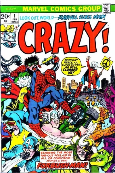 Portada de Crazy en la que Forbush-Man agita un cartel a favor de la paz mientras una versión paródica de héroes y villanos de la Marvel se curten a hostias.