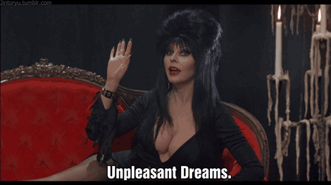 Gif en el que vemos a la gran Elvira, host del programa de películas de terror, despidiéndose con su tradicional "Unpleasant Dreams".