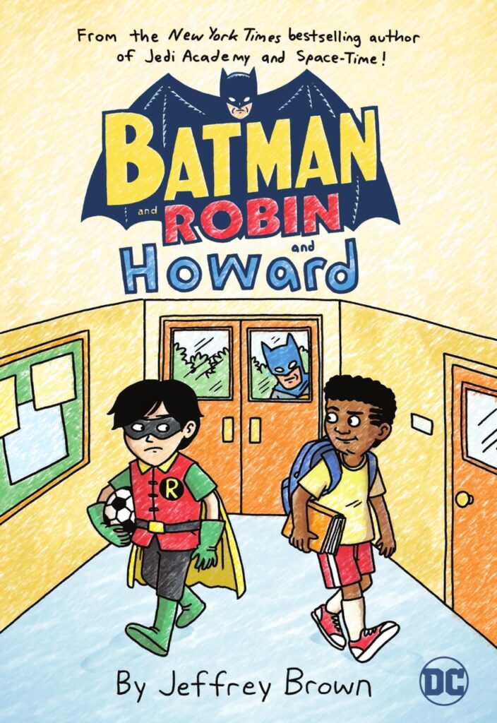 Portada de Batman and Robin and Howard en el que vemos la entrada de un colegio o similar, dentro tenemos a Damian Wayne de Robin y con un balón de fútbol, a su lado Howard, un joven de color, se miran con suspicacia -suponemos- detrás hay una ventana por la que asoma la cabeza Batman.