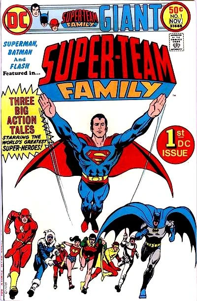 Portada de Super-Team Family en la que vemos a Superman en el centro y una serie de personajes entre los que destacan Batman y Flash.
