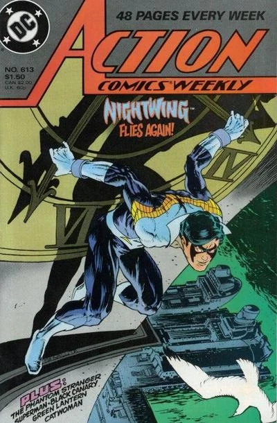 Portada de Action Comics Weekly 613 en la que vemos la versión con la parte superior dorada, está agarrado a la torre de un reloj, a sus agujas, mirando hacia el puerto al lado. Espero que nadie dependa de que ese reloj de la hora correcta.