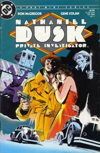 Portada de Nathaniel Dusk en la que vemos a un detective con gabardina, pistola, sombrero, señorita en traje rojo con hombros al aire. Detrás hay una escena de un cuerpo que sale volando por una ventana, un tren, un tipo con un cuchillo puntiagudo y una persecución de coches. La forma más rápida de transmitir: Tenemos todos los clichés.