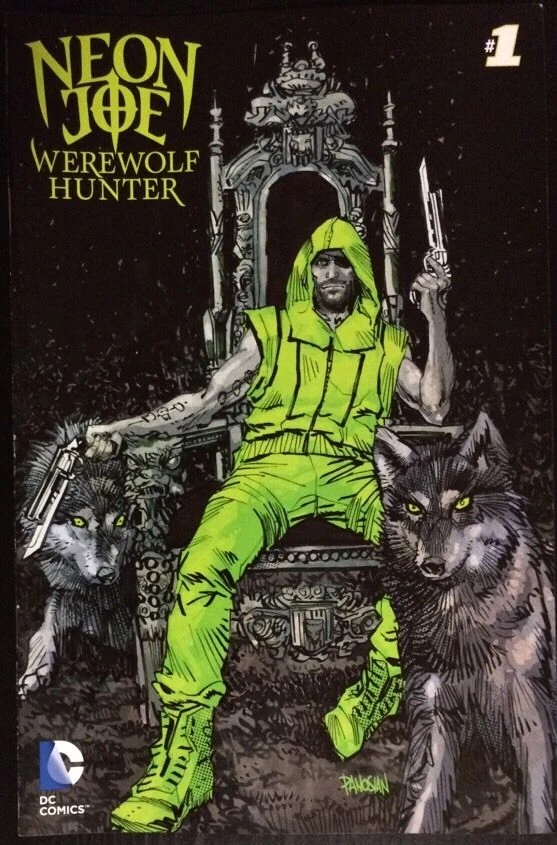 Portada de Neon Joe: Werewolf Hunter en la que vemos a un tipo tuerto, con parche, lleva una especie de chándal de color verde lima eléctrico SIN mangas, pero con la capucha puesta. Y zapatillas de deporte del mismo color. Está sentado -o repanchigado- en una especie de trono, sujetando una pistola en cada brazo. Vemos que el brazo derecho está lleno de tatuajes, y también los intuimos en su cuello, a su alrededor hay dos lobos con los ojos igual de verdes.