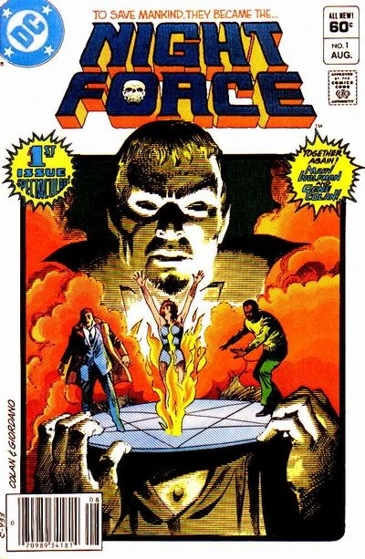 Portada de Night Force en la que vemos A un hombre con perilla, traje y una capa, a su alrededor hay humo naranja, sujeta un pentagrama y sobre él vemos a tres personas, a la izquierda hay un hombre blanco con gabardina, a la derecha un hombre negro con jersey amarillo, en el centro, saliendo de las llamas, hay una mujer con un minitraje.