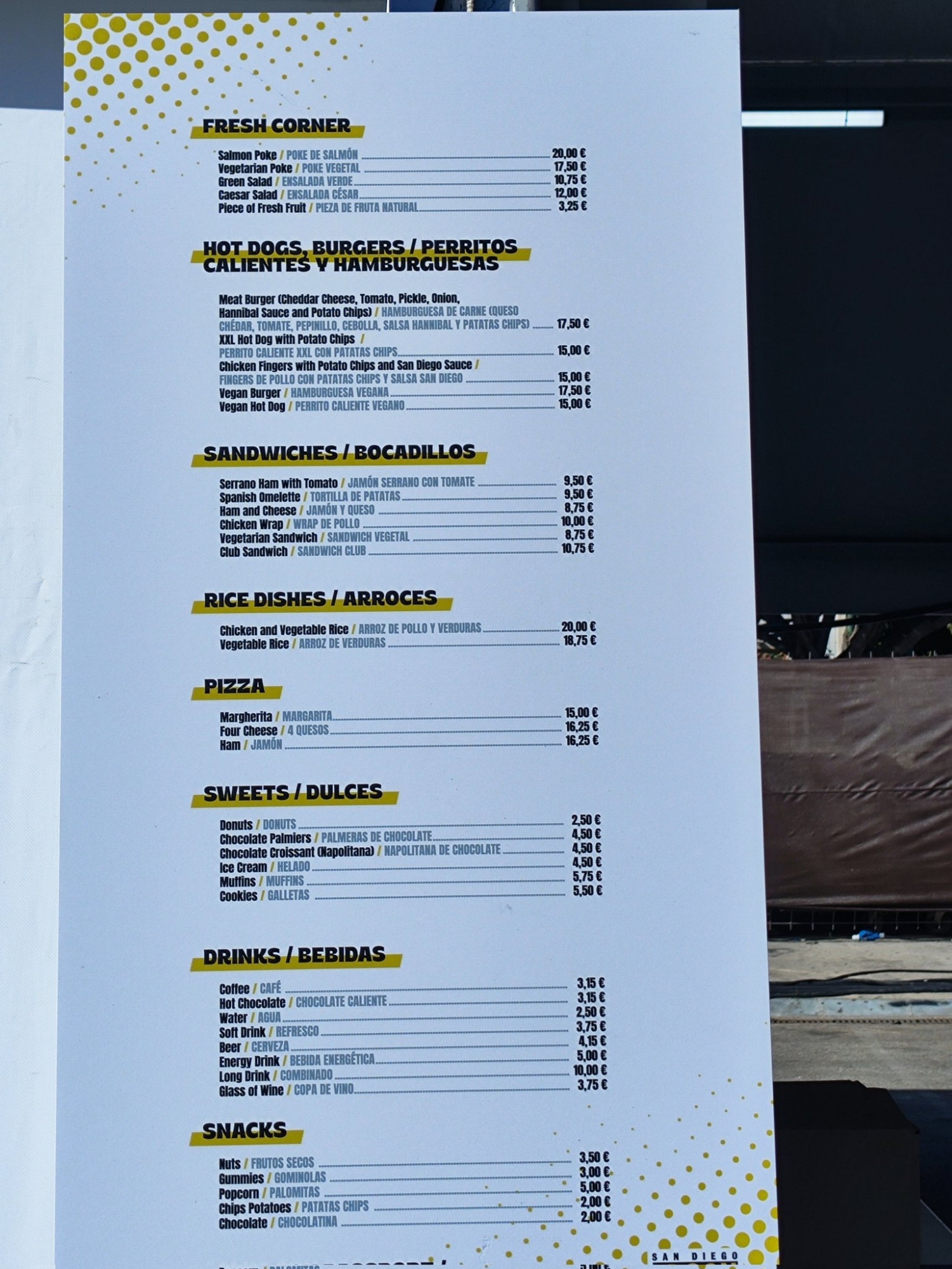 Carta de la venta de comidas de la Comic-Con, extraordinarimente cara carta de restaurante. Primero en inglés inventado, luego en español.