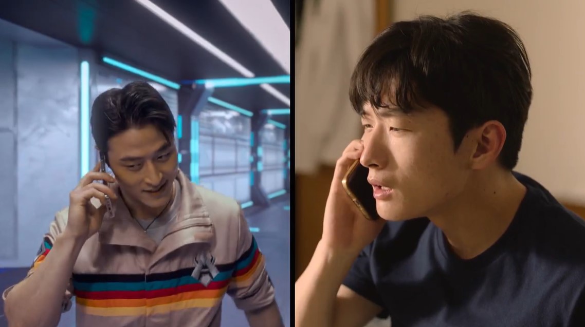 Imagen de una pantalla partida, el joven de antes está hablando con otro más joven que está hablando por teléfono móvil.