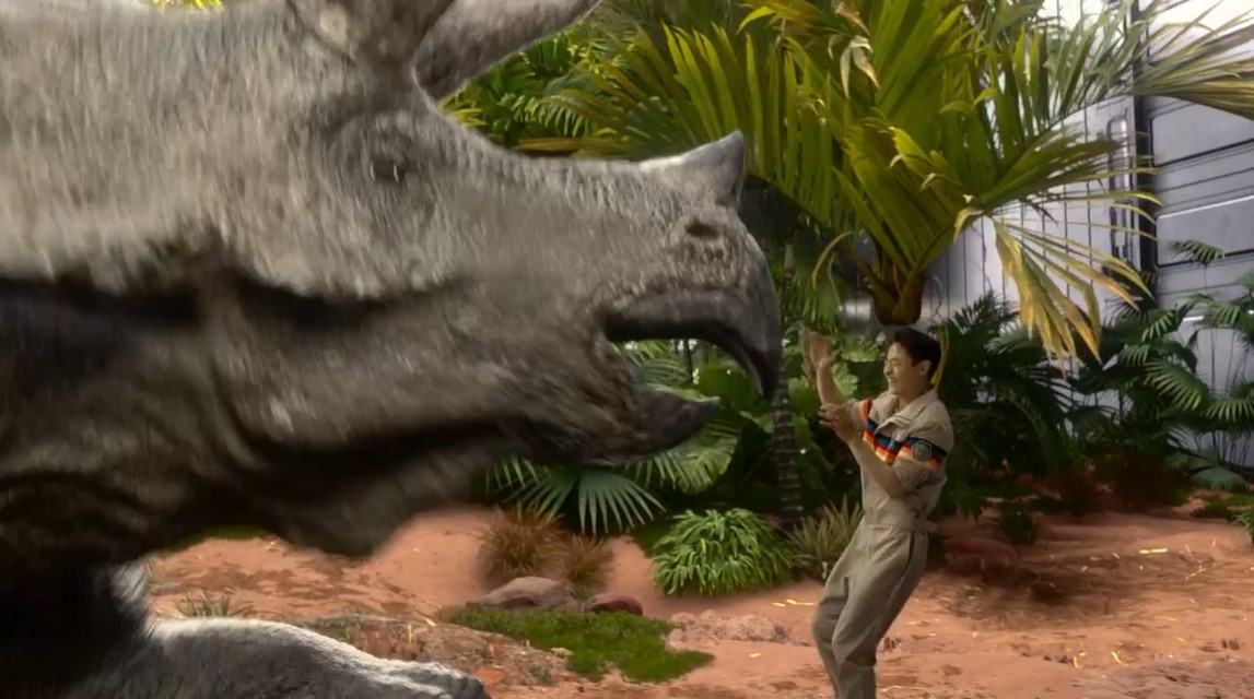 Imagen del joven anterior jugando con un triceratop.