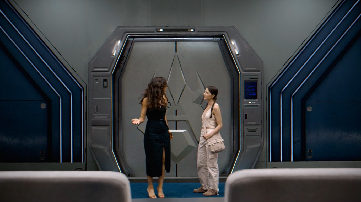 Dos jóvenes, una con el pelo largo y vestido negro, otra pequeña con trenzas y traje blanco.