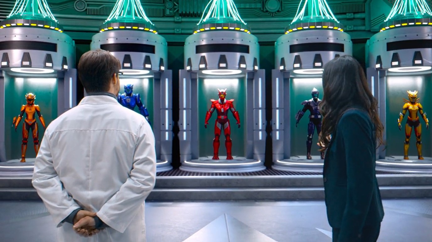 Los dos señores del 3D, delante de otro gráfico en 3D con distintas armaduras de colores. Armaduras distintas en colores demasiado cercanos.