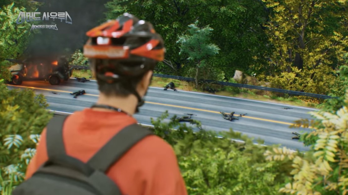 Un joven vestido de rojo con casco de ciclista mira desde arriba a una carretera con vehículos ardiendo y dino-robots.