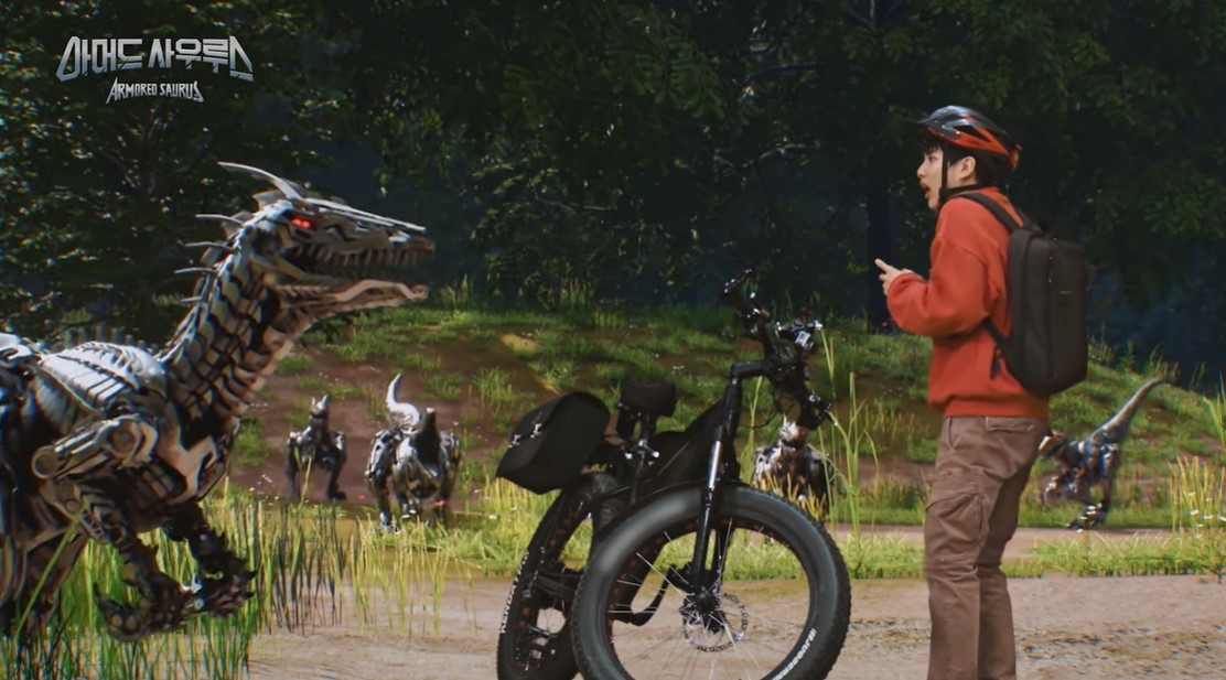 El chaval está claramente asustado, a su izquierda un raptor-bot le mira, en el centro hay una bicicleta muy claramente hecha en 3D también.