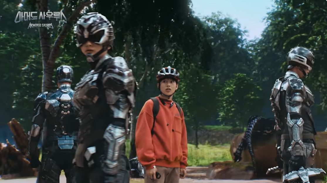 El joven de siempre, a su alrededor están los tres tipos en armadura.