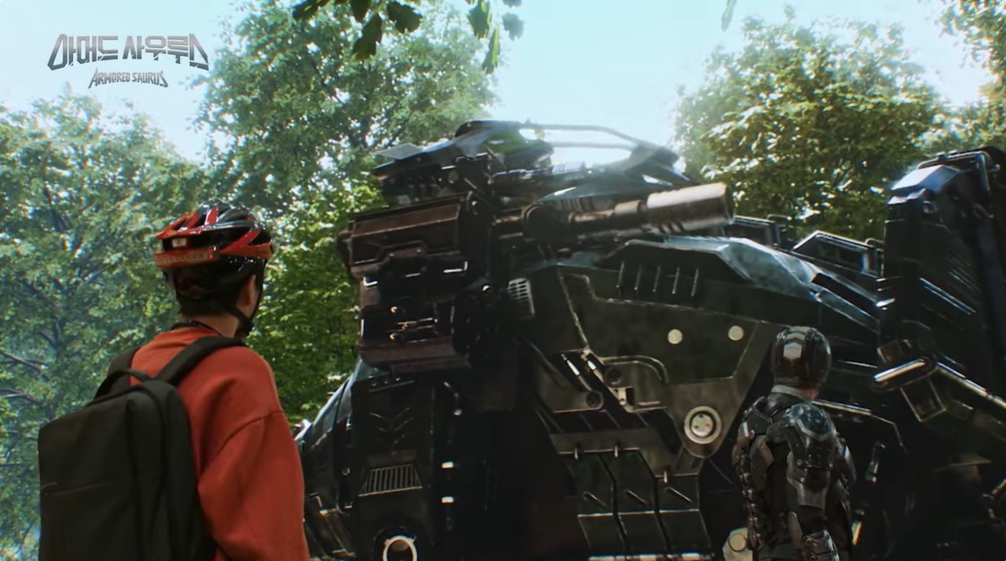 El joven mira a cierta distancia al triceratop-robot.