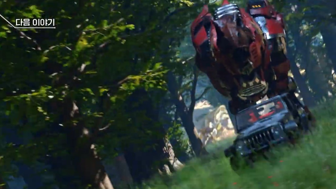 Imagen en la que vemos un jeep azul con un t-rex en armadura persiguiéndole detrás.