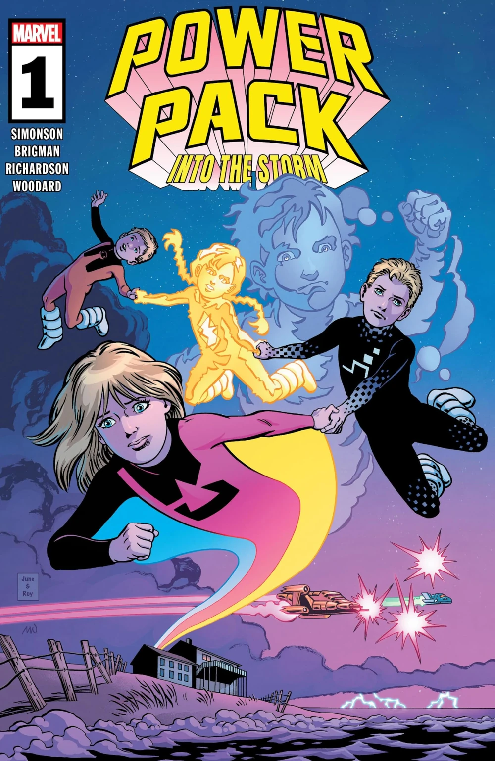 Portada de Power Pack Into The Storm en la que vemos a los cinco Power Pack -sí, Frankin ha vuelto- volando por los aires mostrando sus poderes mientras en la parte inferior hay una casa junto al mar, unas nubes de tormenta y una nave espacial disparando a otra más pequeña.