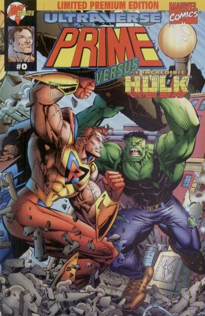 Portada de Prime versus Hulk en la que vemos un dibujo hecho de manera normal, noventera pero en comparación aquí tenemos fondos, tenemos cascotes y una lucha de Prime y Hulk. 