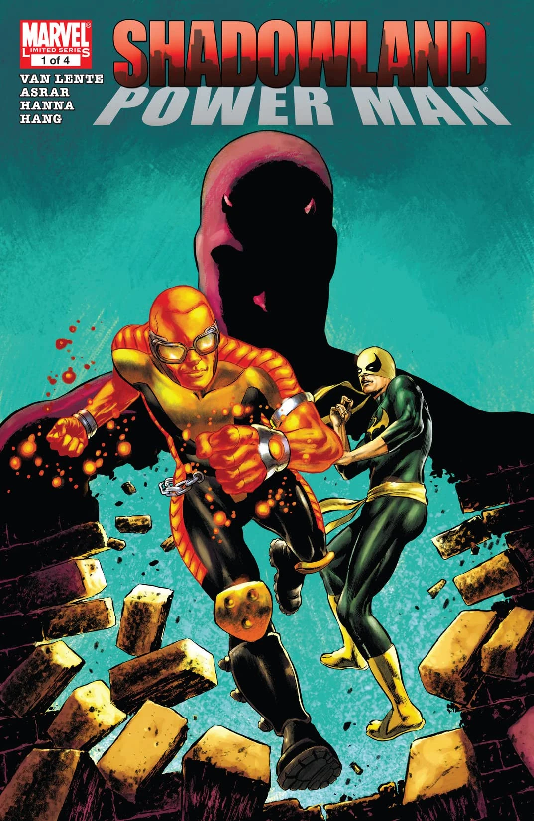 Portada de Shadowland: Power Man en la que vemos un fondo azul, una ominosa imagen de DareDevil y, en primer plano, la versión esta al rojo de Power Man que está rompiendo un muro, detrás, mirando con sorpresa, está Iron Fist.