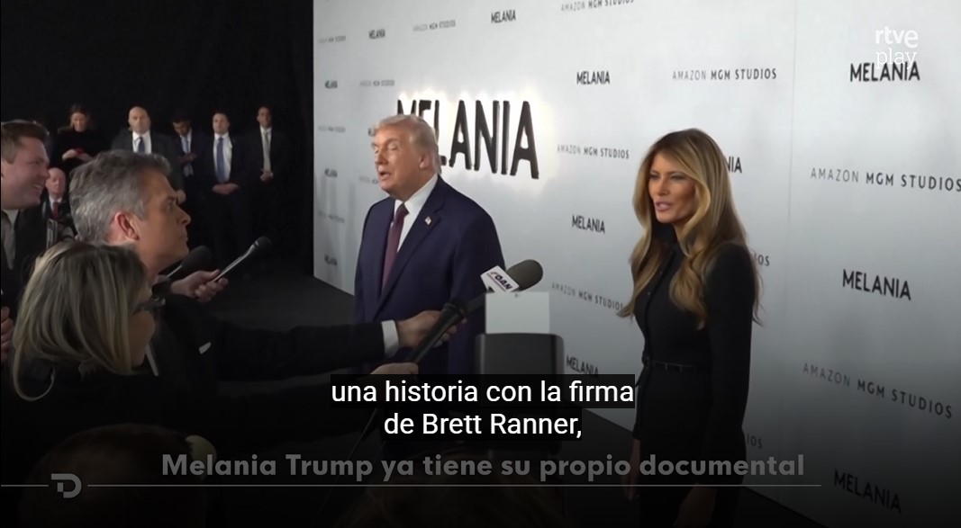 Pantallazo de RTVE en el que vemos la fiesta de presentación del Documental "Melania". En la imagen hay periodistas entrevistando a TRUMP! y Melania.

También hay un subtítulo en el que se lee:

Una historia con la firma de Brett Ranner.