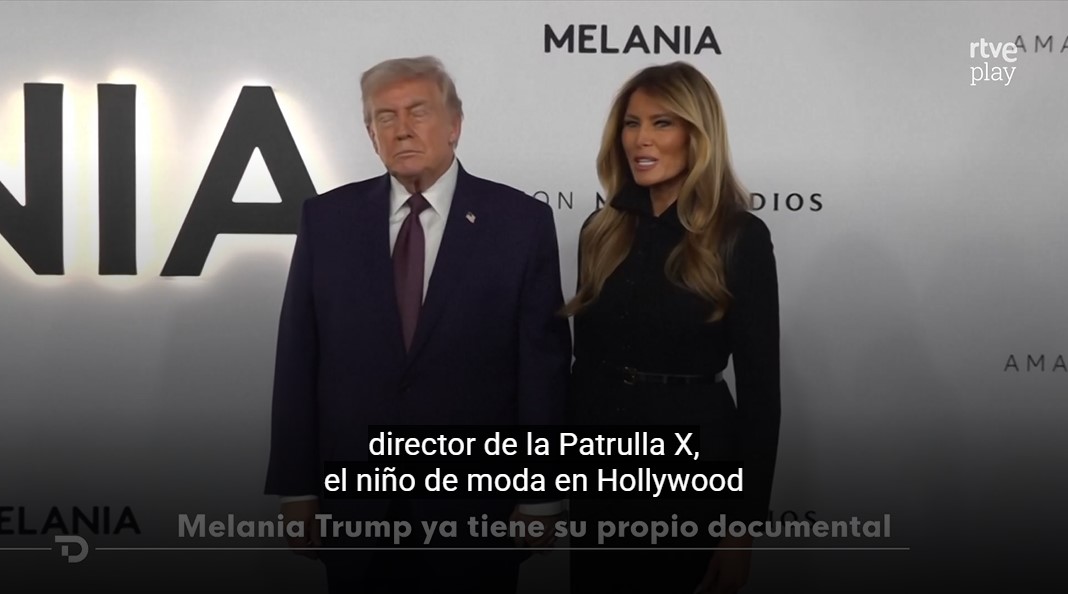Pantallazo de RTVE en el que vemos la fiesta de presentación del Documental "Melania". En la imagen hay periodistas entrevistando a TRUMP! y Melania.

También hay un subtítulo en el que se lee:

director de la Patrulla X, el niño de moda en Hollywood.