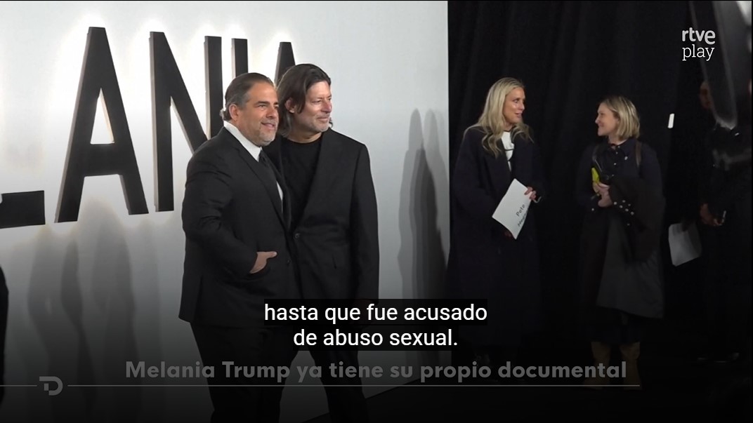 Pantallazo de RTVE en el que vemos la fiesta de presentación del Documental "Melania". En la imagen hay periodistas entrevistando a TRUMP! y Melania.

También hay un subtítulo en el que se lee:

hasta que fue acusado de abuso sexual.
