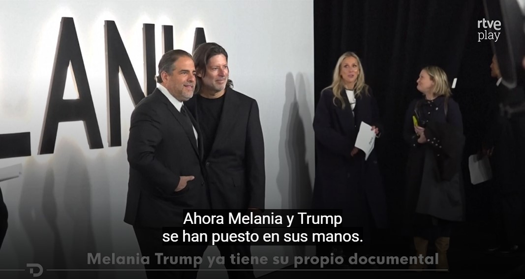 Pantallazo de RTVE en el que vemos la fiesta de presentación del Documental "Melania". En la imagen vemos posando a Brett Ratner y Marc Beckman, fundador y director ejecutivo de la agencia de publicidad DMA United.

También hay un subtítulo en el que se lee:

Ahora Melania y Trump se han puesto en sus manos.