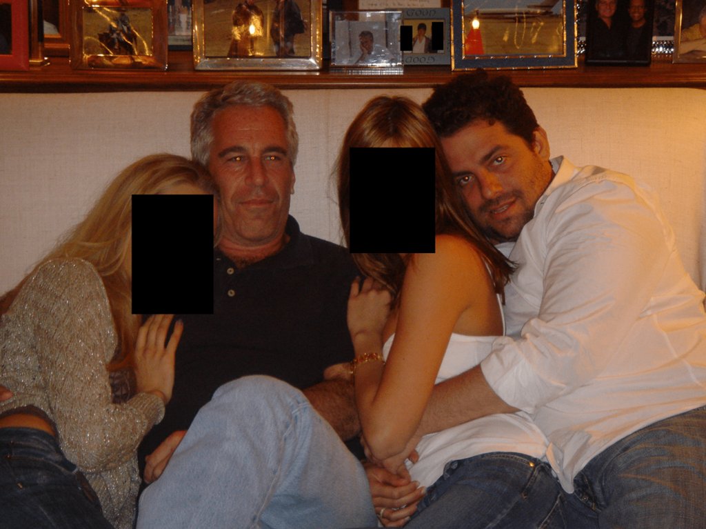Imagen en la que se ve a Brett Ratner, más joven, está en algún sitio con fotos, abrazando a una joven de edad indeterminada pero claramente más baja que la suya, está al lado de otro tipo, que también está junto a una joven. Ambas jóvenes sufren de un claro caso de Rectángulo negro frente al rostro. El otro tipo es Jeffrey Epstein, que por si alguien no le conoce es un famoso asesor financiero estadounidense.