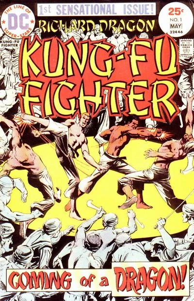 Portada de Richard Dragon, Kung-Fu Fighter en la que vemos a un par de luchadores de artes marciales, vistiendo solo unos pantalones blancos y un cinturón negro, a la izquierda uno blanquito y rubito que está pegando patadas giratorias o algo así, a la derecha uno con afro y piel más oscura que está golpeando con la mano, recogiendo los dedos y proyectando la unión de la palma con la muñeca. Están sobre un círculo amarillo mientras un montón de tipos más o menos culturalmente apropiados, con turbantes y armas, avanzan hacia ellos en todas direcciones con aviesas intenciones. En la parte inferior pone COMING of a DRAGON! y en la superior 1st Sensational Issue!
